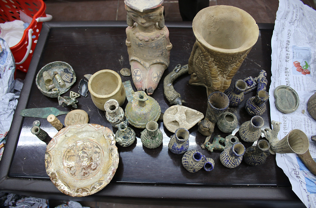 Afghan Customs seized 971 cultural objects at Kabul airport.